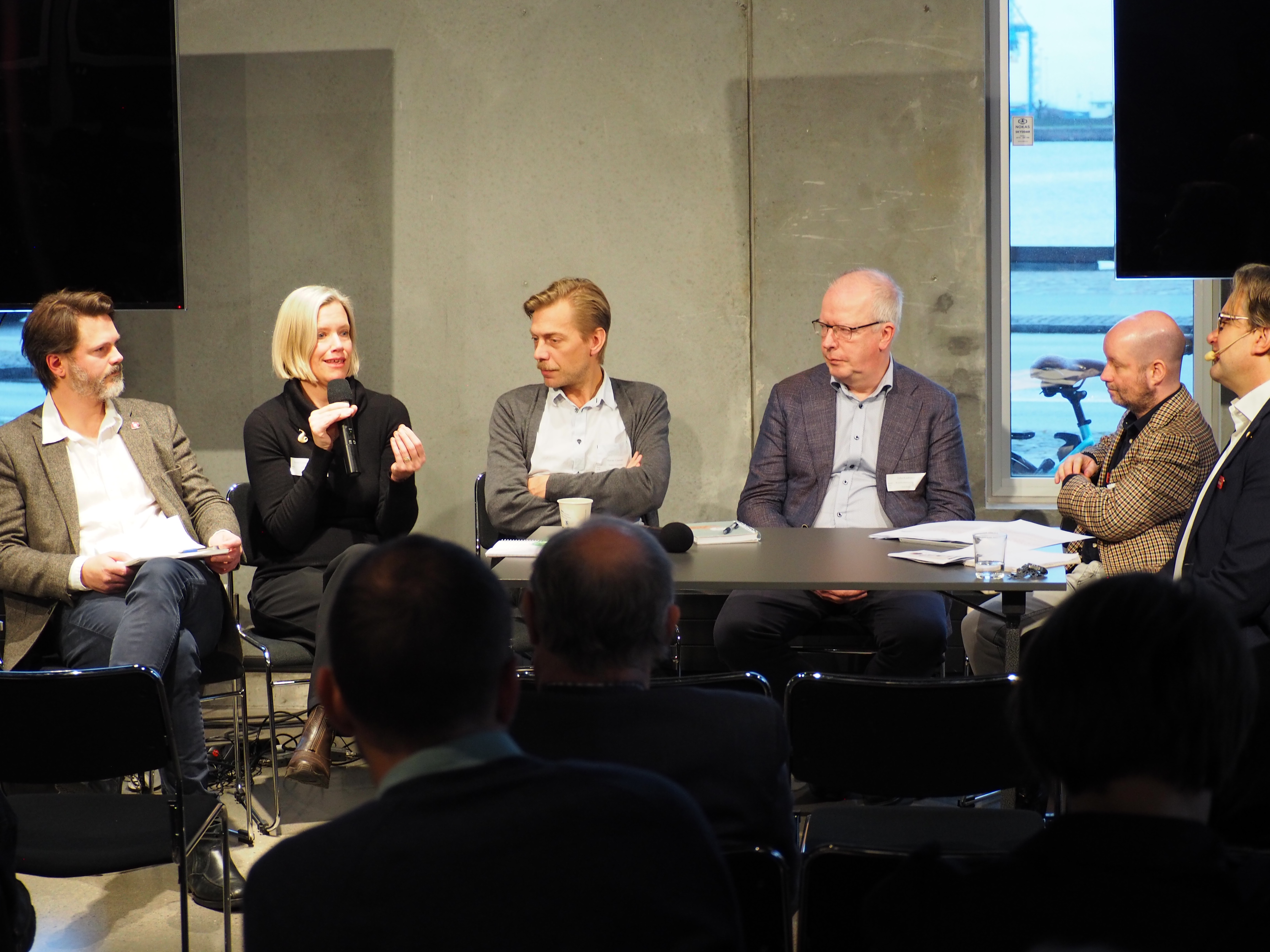 Markus Kallifatides, Anna Granath Hansson, Martin Grander, Juha Kaakinen och Jonas Wihlstrand om bostadspolitik och lösningar för att få fram bostäder. (Foto: Charbel Sader)